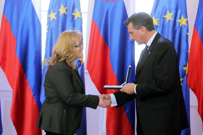 Predsednik republike Borut Pahor je z medaljo za zasluge odlikoval Društvo SOS telefon. Odlikovanje je prevzela predsednica društva Maja Plaz.